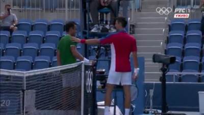  Novak-Djokovic-i-Ugo-Delijen-razgovarali-na-terenu-u-Tokiju 