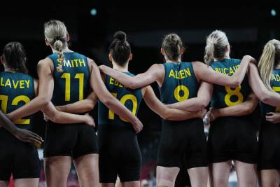  Kosarkasice-Australije-u-neobicnoj-opremi-na-Olimpijskim-igrama 