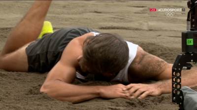  Najveći maler Olimpijskih igara - pao u pijesak, završio u kolicima! Evropski šampion doživio košmar u Tokiju (VIDEO) 