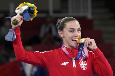  jovana preković nosi zastavu srbije na zatvaranju olimpijskih igara 