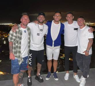  lionel mesi fotografija sa fudbalerima psž-a 