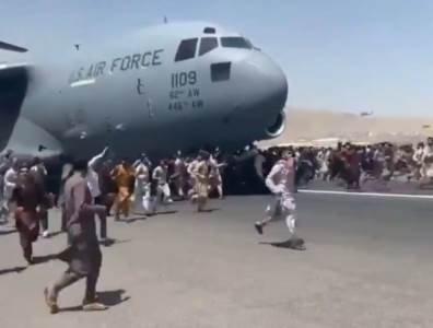  Aerodrom u Avganistanu u haosu ljudi padaju sa aviona i ginu 