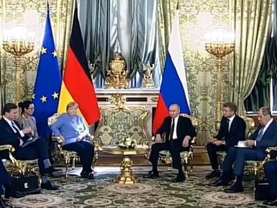  Merkelovoj zazvonio telefon na sastanku sa Putinom 