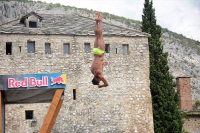  Održani tradicionalni skokovi u Mostaru: Skakači stigli Titovim avionom (FOTO) 