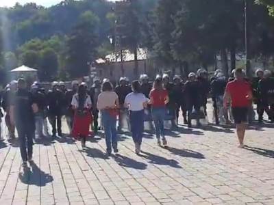  Građani dali policiji vodu i cvijeće 