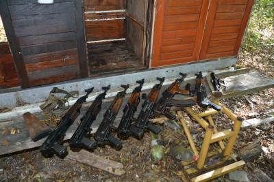 Hapšenja u Gradišci: Pronađen arsenal oružja i oprema za proizvodnju droge 