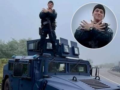  Sramno! Albanski specijalci provociraju Srbe, pokazuju dvoglavog orla, pa nasmijani poziraju! (FOTO) 