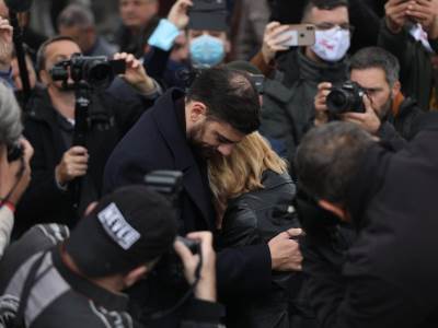  Dirljiva scena na pomenu: Glumac snažno zagrlio Tominu suprugu, ona se rasplakala (FOTO) 