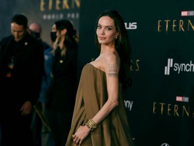  Šok stajling Anđeline Džoli - stavila zlatnu "brnjicu"! Svi su gledali u glumicu na premijeri filma, pogledajte i zašto! 