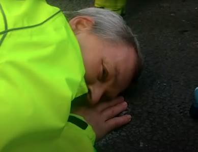  Iz protesta se zalijepio za asfalt, pa shvatio da ne može da ustane: Dao hit izjavu, pa uzeo makaze! (VIDEO) 
