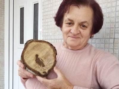  Svetlana tvrdi da joj se na panju ukazala Sveta Petka! Isjekli stari orah, pojavila se žena sa plaštom... (FOTO) 