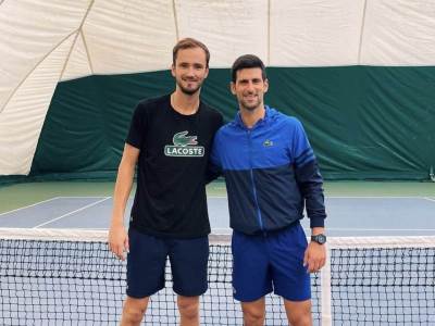  Novak-Djokovic-i-Danil-Medvedev-zajednicka-fotografija-u-Parizu 