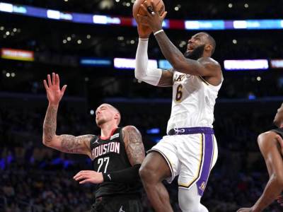  Lebron Džejms zakucavanje u 36. godini 
