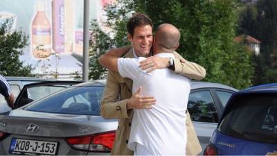  Asmir Begović posjetio mališane u klinici "Jezero" 