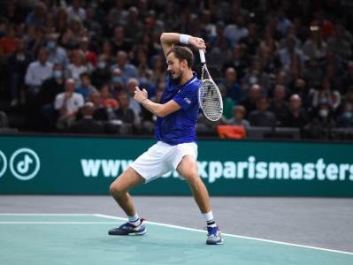  danil medvedev i novak đoković u finalu turnira u parizu 