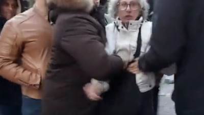  Aktivistkinja gađala jajima mural Ratka Mladića u Beogradu (FOTO, VIDEO) 