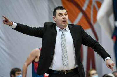  Gagi Nikolić ušao na teren i srušio košarkaša 