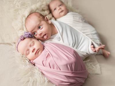  triplets-polycarpous-pregnancy-emotions-of-children-identical-caucasian-triplet-twins-together_t20_eVZrbK.jpg 