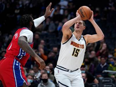  nikola jokić napustio teren sa rukom zavijenom u peškir 