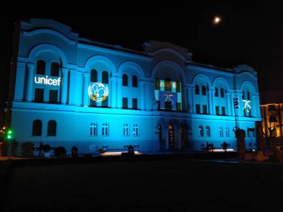  Banski dvor osvijetljen bojama UNICEF-a 