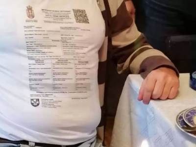  Srbin zapalio internet sa ovom majicom: Kovid propusnicu uvijek nosi sa sobom - i ne skida je! (FOTO) 