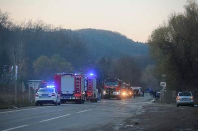  Strah od novih eksplozija kod Beograda: Porodice radnika se okupljaju, više njih se vodi kao nestalo (VIDEO) 