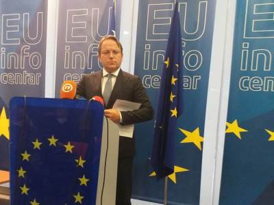  Varhelji poručio političkim liderima u BiH: Posvetiti se dijalogu i oživljavanju evropske agende 