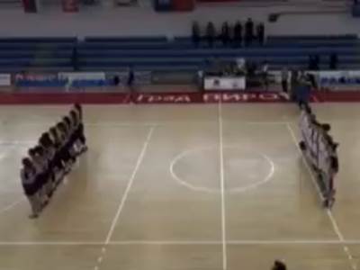  hot komentator pjeva himnu tokom prenosa 