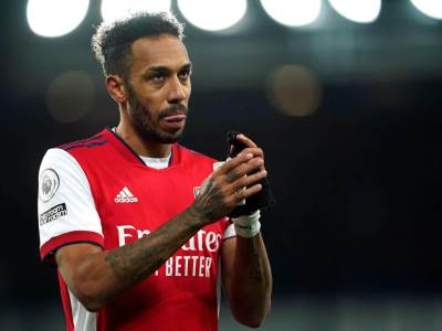  Arsenal oduzeo kapitensku traku Obamejangu 