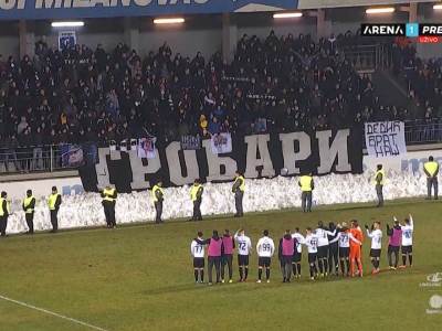  Fudbaleri-Partizana-slave-sa-navijacima 