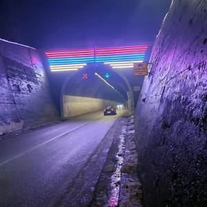  Ulaz u tunel Kalovita Brda u bojama srpske trobojke 