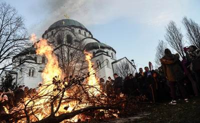  Vjernici slave Badnji dan: Evo kako se pravilno siječe badnjak 