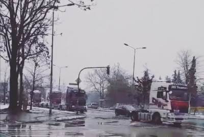  Konvoj kamiona vozio badnjak kroz Banjaluku (VIDEO) 