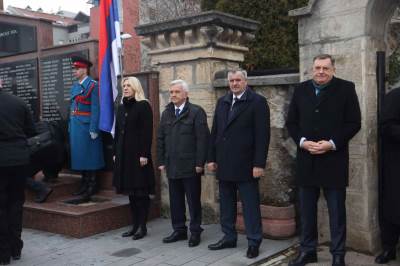  Počelo obilježavanje 9. januara: Položeni vijenci na spomenik poginulim borcima VRS i borcima NOR-a 