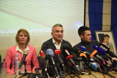  "NE ZNAJU ŠTA SU URADILI, OSVOJIĆE JOŠ 10 GREND SLEMOVA" - OGLASILI SE ĐOKOVIĆI: Novaka ništa nije poremetilo! 