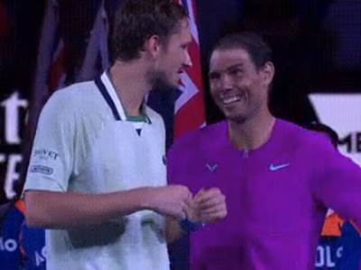  rafael nadal i danil medvedev zajedno se šale poslije finala australijan opena 