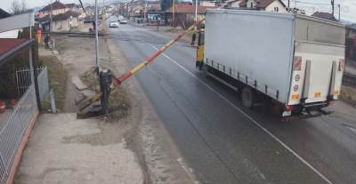 Vozač kamiona polomio rampu u Zalužanima 