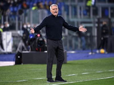  murinjo propušta dvije utakmice rome zbog crvenog kartona  