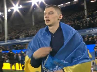  Vitalij Mikolenko kapiten Evertona u znak podrške Ukrajini 