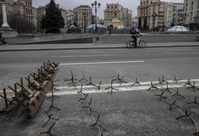  Ukrajinci u Kijevu podižu punktove i željezne barijere protiv tenkova (FOTO) 