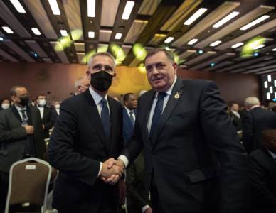  Srpski član Predsjedništva BiH Milorad Dodik sastao se na marginama Diplomatskog foruma u Antaliji sa generalnim sekretarom NATO-a, Jensom Stoltenbergom. 