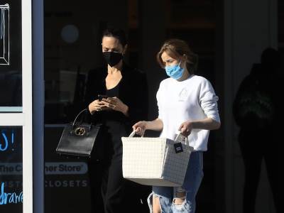  anđelina džoli sa dior torbom 