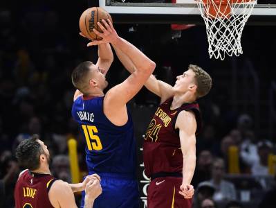  jokić postigao 32 poena protiv klivlenda  