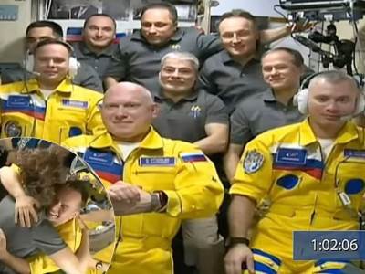  Ruski kosmonauti u žuto plavim odijelima 
