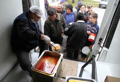  Narodna kuhinja nasred parkinga?! 