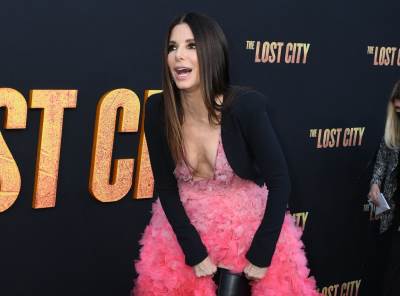  Sandra Bulok u roze haljini i čizmama iznad koljena 