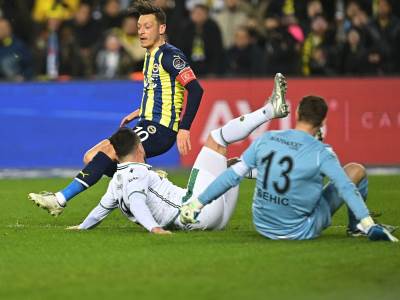  Mesut Ozil izbačen iz ekipe Fenerbahčea 