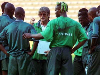  Bora-Milutinovic-izvlaci-kuglice-na-zrebu 