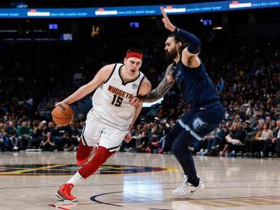  Nikola Jokić sa crvenom trakom oko glave protiv Memfisa 