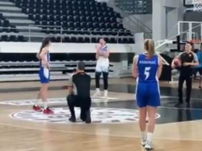 Sudija zaprosio košarkašicu na utakmici u Podgorica Sudija zaprosio košarkašicu na utakmici u Podgorica